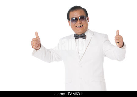 Erfolgreicher Mann sitzt auf dem Stuhl vor Lachen Stockfoto