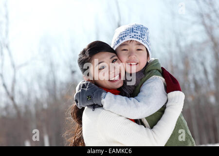 Mutter mit dem Sohn im freien Stockfoto