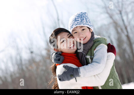 Mutter mit dem Sohn im freien Stockfoto