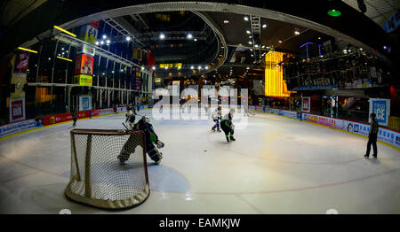 Eishockey-Spiel am Mega Eis, Megabox-Shopping-Mall, die größte und einzige Eisbahn in Hong Kong. Stockfoto