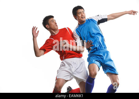 Zwei Fußballer, den Ball zu berauben Stockfoto