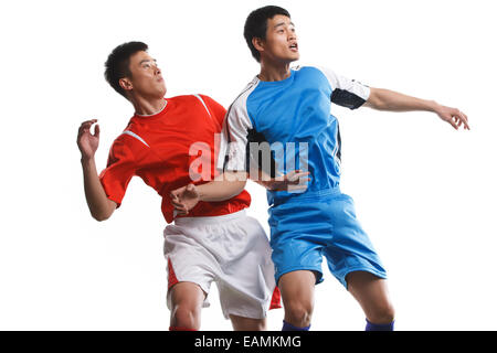 Zwei Fußballer, den Ball zu berauben Stockfoto