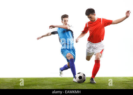 Zwei Fußballer, den Ball zu berauben Stockfoto