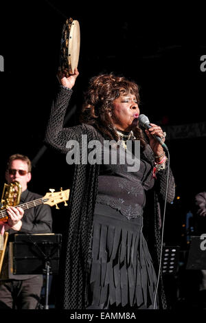 Martha Reeves &amp; the Vandellas spielt Festival Nr. 6 am 09.07.2014 im Festival Nr. 6, Portmeirion.  Personen im Bild: Martha Reeves. Bild von Julie Edwards Stockfoto