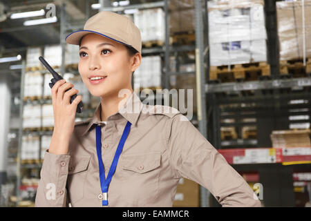 Jugend-Logistik-Personal nehmen interphone in der Arbeit Stockfoto