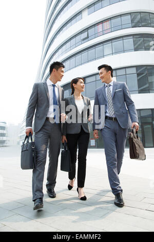 Östlichen Geschäftsleute sprechen auf dem Weg zur Arbeit Stockfoto