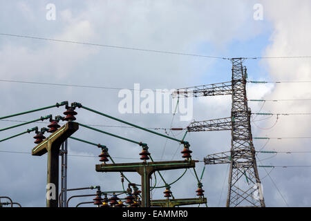 Strom, Leistung, leistungsstark, Linie, Station, Pylon, Pflanze, Turm, Engineering, Ingenieur, Pol, Transformator, Netzwerk, Stahl, mast Stockfoto