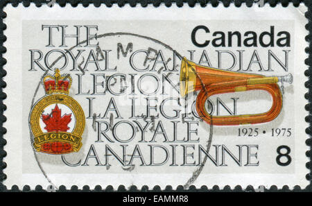 Briefmarke gedruckt in Kanada, gewidmet dem 50. Jahrestag der Royal Canadian Legion, zeigt Legion Emblem und Signalhorn Stockfoto