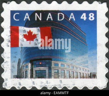 Kanada - ca. 2001: Briefmarke gedruckt in Kanada, zeigt Flagge und Canada Post zentrale, Ottawa, ca. 2001 Stockfoto