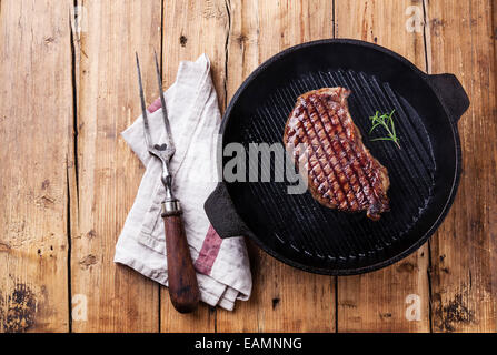 Gegrillte südamerikanischen Premium-Rindfleisch New York Steak auf dem Grillpfanne auf hölzernen Hintergrund Stockfoto