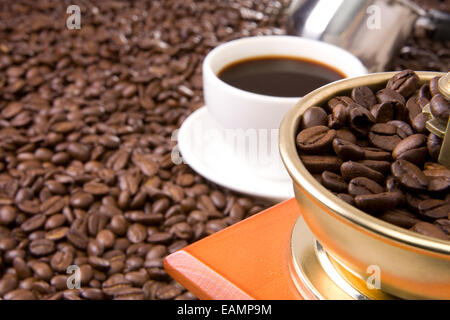 Tasse Kaffee, Mühle voller Bohnen und Topf Stockfoto