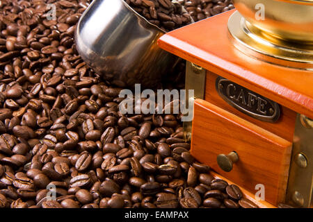 Kaffeebohnen, Topf und Holz gold grinder Stockfoto