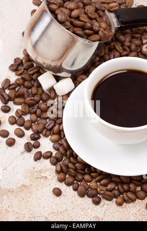 Tasse Kaffee, Topf voller Bohnen und Zucker Stockfoto