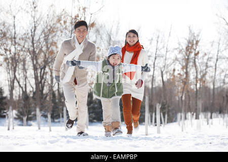 Nur Kind Familie läuft im Schnee Stockfoto