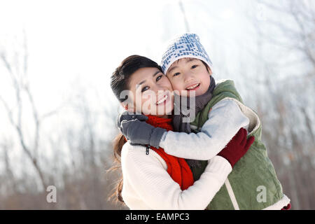 Mutter mit dem Sohn im freien Stockfoto