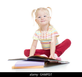 Lustig lächelndes Kind in Eyeglases Buch isoliert Stockfoto