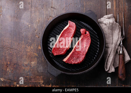 Seltene Striploin Steak auf dem Grillpfanne auf hölzernen Hintergrund Stockfoto