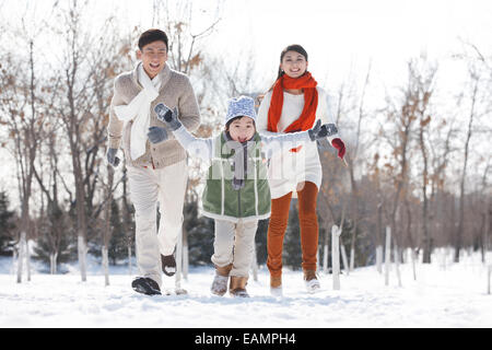 Nur Kind Familie läuft im Schnee Stockfoto