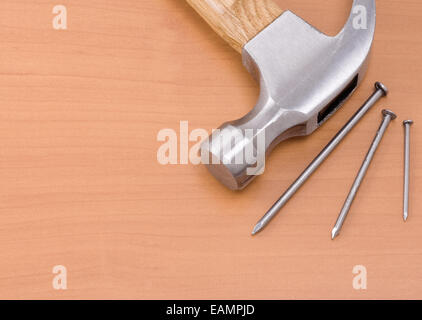 Hammer und Nägel auf Holzstruktur Stockfoto