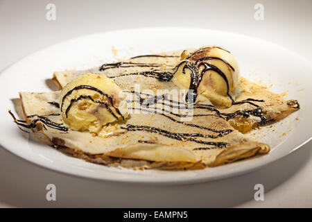 Köstliches Dessert Pfannkuchen mit Eis. Stockfoto