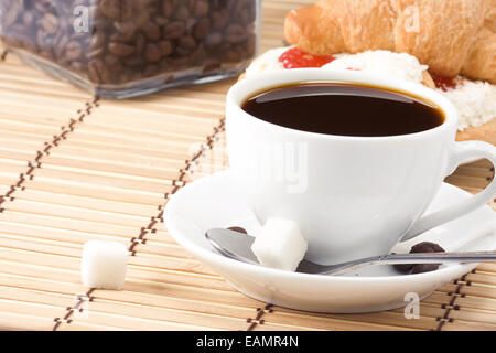 Tasse Kaffee, Bohnen und Süßigkeiten Stockfoto