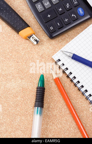 Kugelschreiber, Bleistift und Papier Messer mit geprüften Notebook auf Holzstruktur Stockfoto