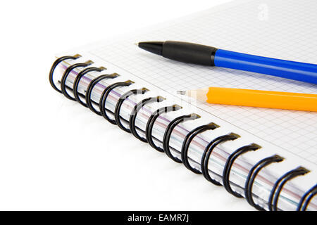 Stift und Holz Pencis auf pad isolierten auf weißen Hintergrund Stockfoto