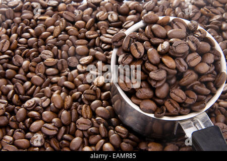 Silberne Kaffeekanne auf gerösteten Bohnen Stockfoto