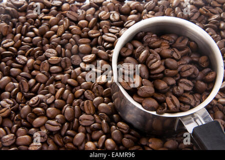 Silberne Kaffeekanne auf Bohnen Stockfoto