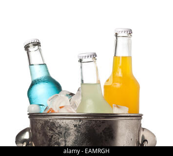 Flaschen aus bunten Soda und Eis in einem Eimer isoliert auf weißem Hintergrund Stockfoto