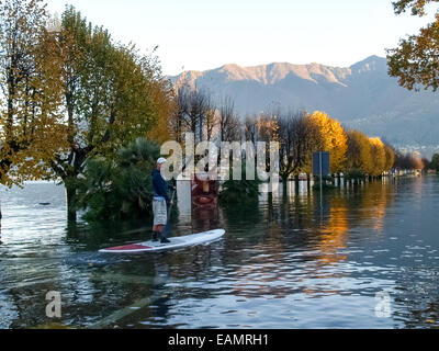 Locarno Tessin, Schweiz - 13. November 2014: unbekannte Leute surfen am See versenkt Stockfoto