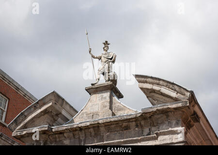 Krieger-Statue mit einem Löwen in Dublin Castle in Irland Stockfoto