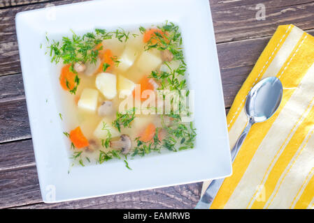 frische Pilzsuppe in weiße Schüssel und auf einem Tisch Stockfoto