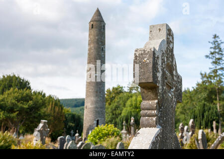 Der alte Friedhof. Der Rundturm in St. Kevins Friedhof in Glendalough, County Wicklow, Ireland steht. Stockfoto