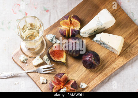 Feigen mit Roquefort Käse, Weißwein und Cracker auf Holzbrett. Ansicht von oben. Stockfoto