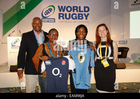 London, UK. 18. November 2014. Mwangi Muthee, Kenia-Rugby-Union-Vorsitzende, Maggie Alphonsi, Sarazenen und ehemaliger England Rugby, Paula Lanco, Director of Women & Gemeinschaft Rugby in Kenia und Susan Carty, IRB Frauen Development Manager bei der IRB World Rugby-Konferenz und Ausstellung. Bildnachweis: Elsie Kibue / Alamy Live News Stockfoto