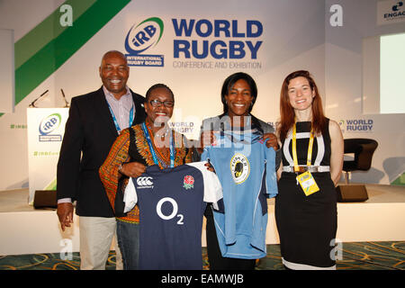 London, UK. 18. November 2014. Mwangi Muthee, Kenia-Rugby-Union-Vorsitzende, Maggie Alphonsi, Sarazenen und ehemaliger England Rugby, Paula Lanco, Director of Women & Gemeinschaft Rugby in Kenia und Susan Carty, IRB Frauen Development Manager bei der IRB World Rugby-Konferenz und Ausstellung. Bildnachweis: Elsie Kibue / Alamy Live News Stockfoto