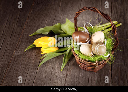 Ostern-Stillleben mit Eiern in Korb Stockfoto