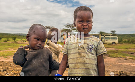 Zwei afrikanische jungen von Massai in ihrem Dorf Stockfoto