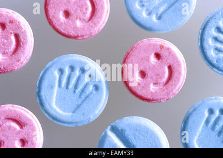 E Ecstasy-Pillen oder Tabletten hautnah Studio Methylendioxymethamphetamin erschossen. Stockfoto