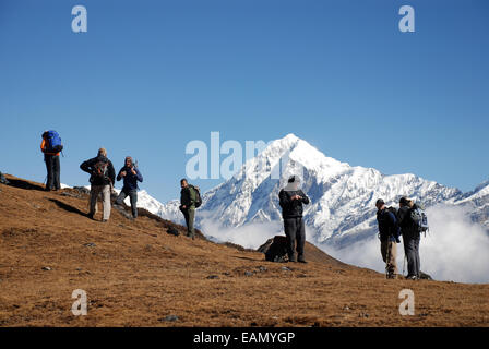 Wanderer auf einen Höhepunkt auf dem Singalila Grat im indischen Himalaya Stockfoto