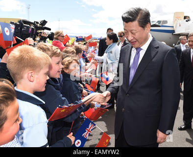 Hobart, Australien. 18. November 2014. Chinesischen Staatspräsidenten Xi Jinping und seiner Frau Peng Liyuan shake Hands mit Kinder bei ihrer Ankunft im Bundesstaat Tasmanien, Australien, 18. November 2014. Bildnachweis: Ma Zhancheng/Xinhua/Alamy Live-Nachrichten Stockfoto
