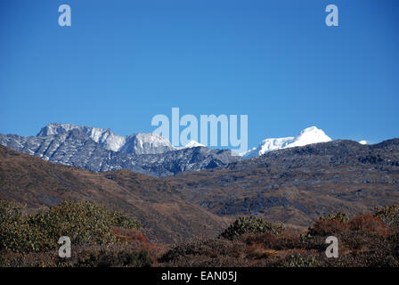 Hohe Bergen zu können wurde gesehen erhebt sich über die Ausläufer des hohen Himalaya im indischen Bundesstaat Sikkim Stockfoto