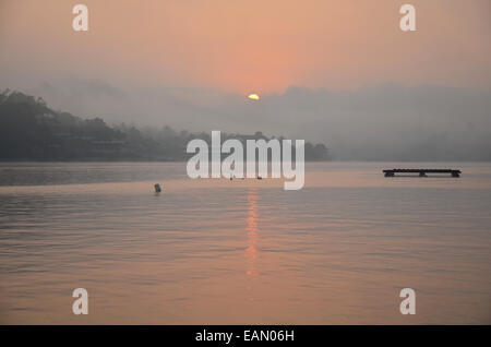 Sonnenuntergang am Song Kalia Fluss in Sangkhlaburi in Kanchanaburi, Thailand. Stockfoto