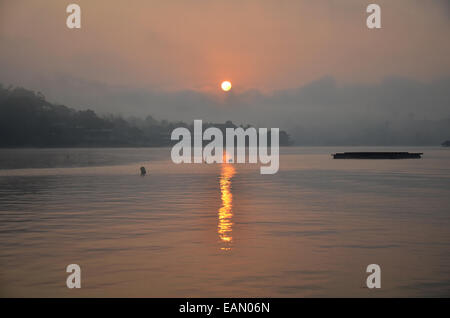 Sonnenuntergang am Song Kalia Fluss in Sangkhlaburi in Kanchanaburi, Thailand. Stockfoto