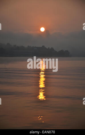 Sonnenuntergang am Song Kalia Fluss in Sangkhlaburi in Kanchanaburi, Thailand. Stockfoto