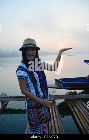 Thai-Frauen-Porträts am Song Kalia Fluss Sonnenaufgang rechtzeitig in Sangkhlaburi, Provinz Kanchanaburi Thailand. Stockfoto