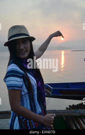 Thai-Frauen-Porträts am Song Kalia Fluss Sonnenaufgang rechtzeitig in Sangkhlaburi, Provinz Kanchanaburi Thailand. Stockfoto