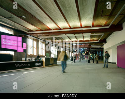 Besucher im Innenbereich der Manchester Wissenschaft und Industrie Museum, MOSI, untergebracht im ehemaligen Liverpool Road Bahnhof, Manchester, UK Stockfoto