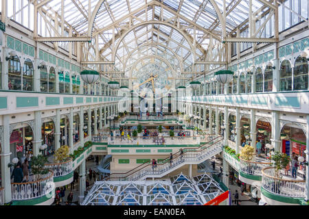 Dublin, Irland - 11. August 2014: St. Stephens Green Shopping Center auf der Grafton Street in Dublin, Irland am 11. August 2014 Stockfoto